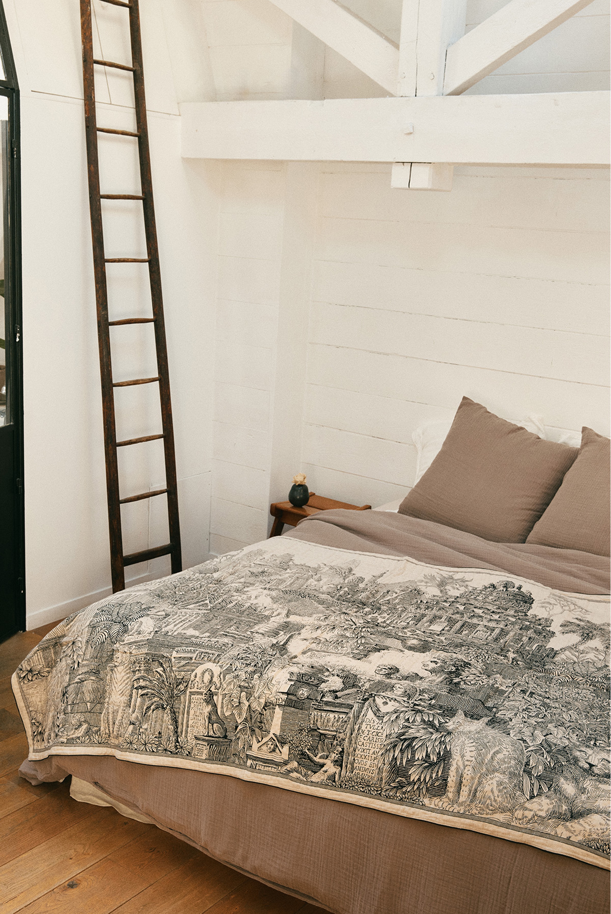 Quilted Cover 140 - Piranesi - Black